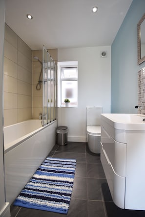 Separate bathtub and shower, free toiletries, towels, soap