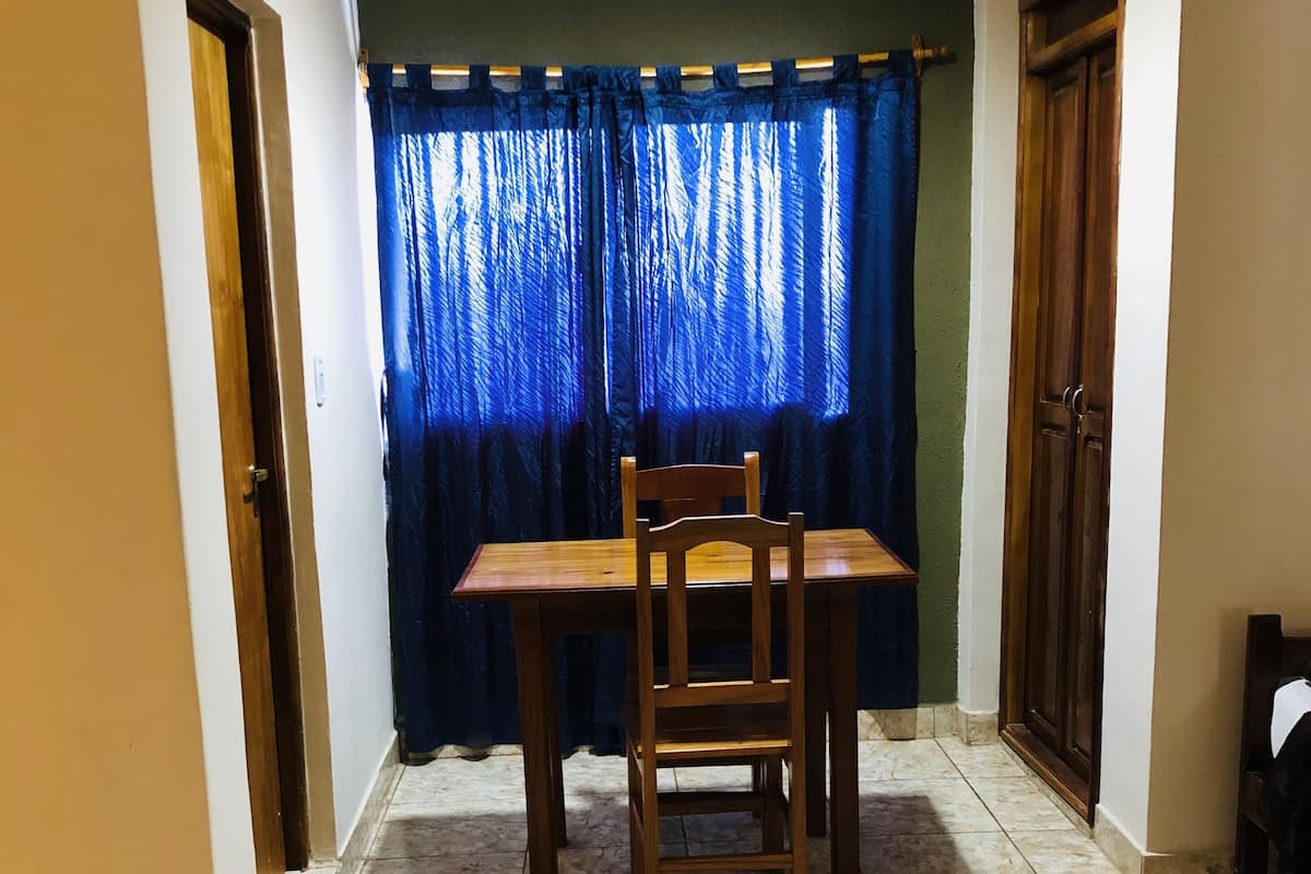 Quarto triplo standard | 2 quartos, individualmente mobiliados, espaço de trabalho para notebook