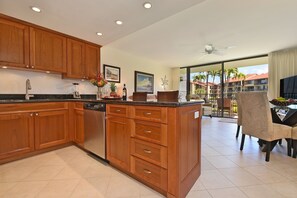 Condo, 1 quarto | Cozinha privada | Geladeira, micro-ondas, fogão, cafeteira/chaleira