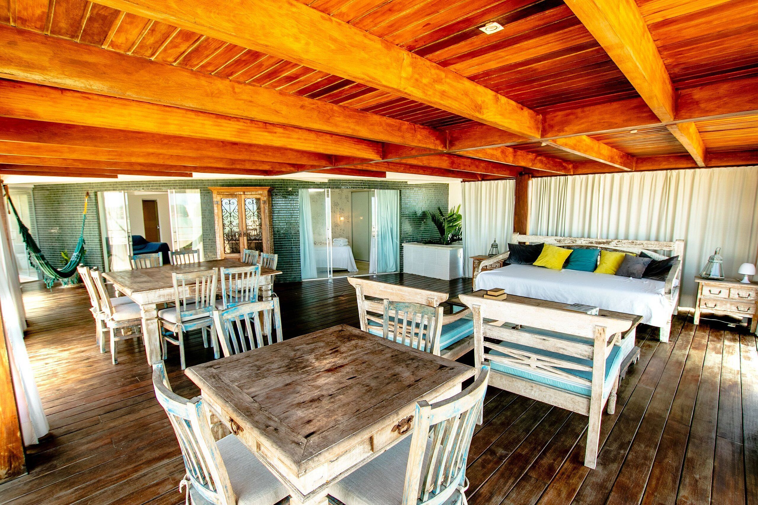 Une pièce au plancher de bois, avec un lit, une table à manger et des chaises.