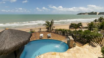 Apartamento superior, 1 quarto, geladeira e micro-ondas, vista para o oceano | Piscina | Piscina externa, funciona das 6h às 21h, espreguiçadeiras