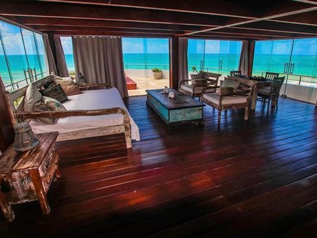 Cobertura panorâmica, 3 quartos, banheira de hidromassagem, vista para o oceano | Área de estar | TV 40 polegadas com canais a cabo