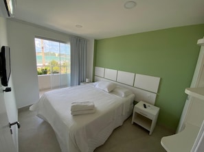 Apartamento panorâmico, 2 quartos, cozinha americana, de frente para o mar | Roupas de cama premium, cortinas blackout, ferros/tábuas de passar roupa