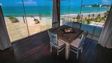 Cobertura panorâmica, 3 quartos, banheira de hidromassagem, vista para o oceano | Opções para refeição