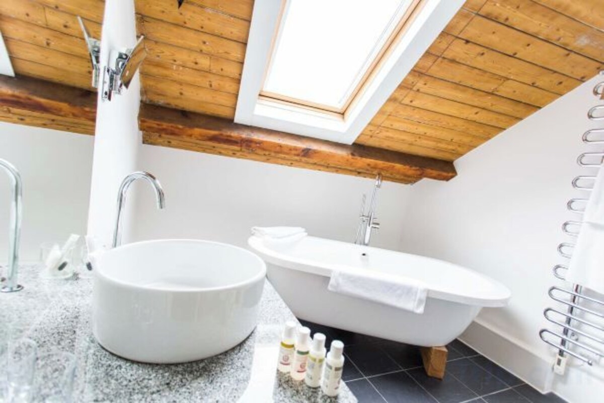 Bathroom | Combined shower/bathtub, rainfall showerhead, designer toiletries