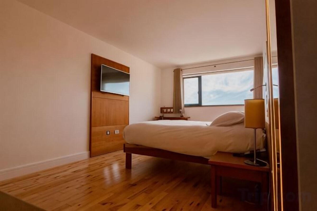 Premium bedding, in-room safe, desk, blackout drapes