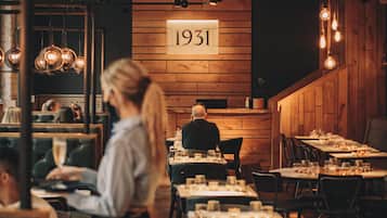 2 restaurantes; se sirve desayuno, almuerzo y cena