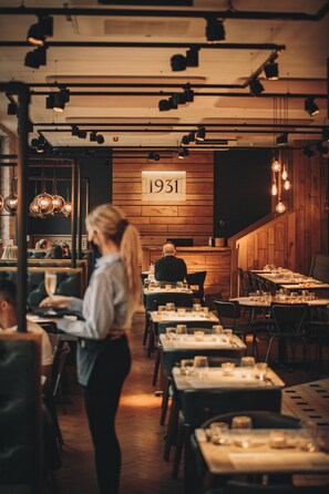 2 restauranter, frokost, lunsj og middag serveres, britiske retter
