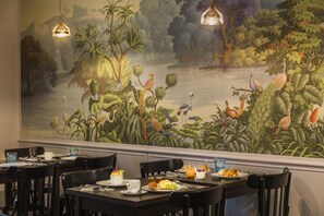 Desayuno continental (EUR 18 por persona) 