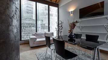 Appartamento Deluxe, 1 letto king, angolo cottura, edificio separato | Area soggiorno | TV 25 pollici con canali digitali