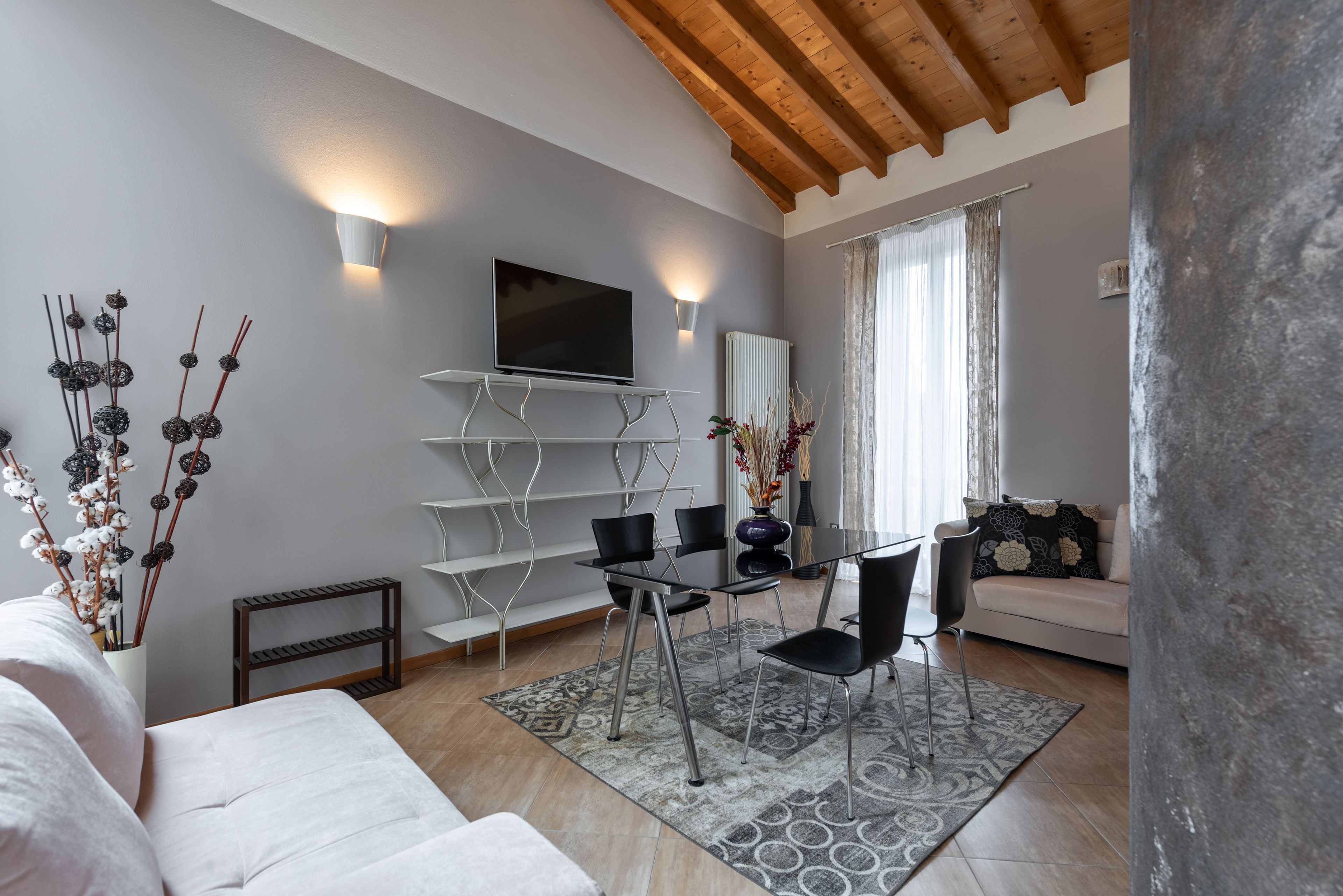 Deluxe appartement, 1 kingsize bed, kitchenette, bijgebouw | Woonruimte | Een 25-inch televisie met digitale zenders