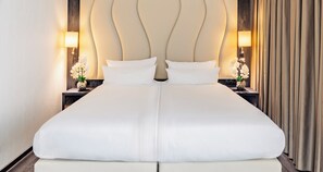 Free minibar items, in-room safe, desk, laptop workspace - PLAZA Premium Grand Winston (Rijswijk)