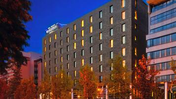 Fassade der Unterkunft – Abend/Nacht