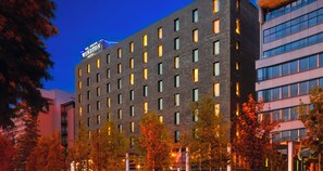 숙박 시설 정면 - 저녁/밤