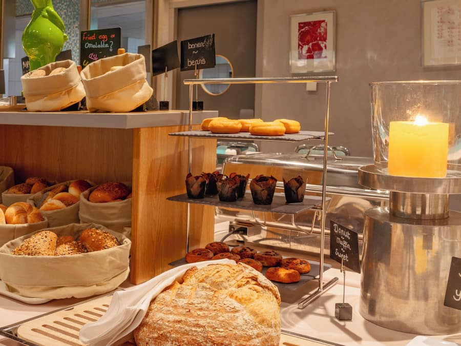 Tägliches Frühstücksbuffet (19 EUR pro Person)