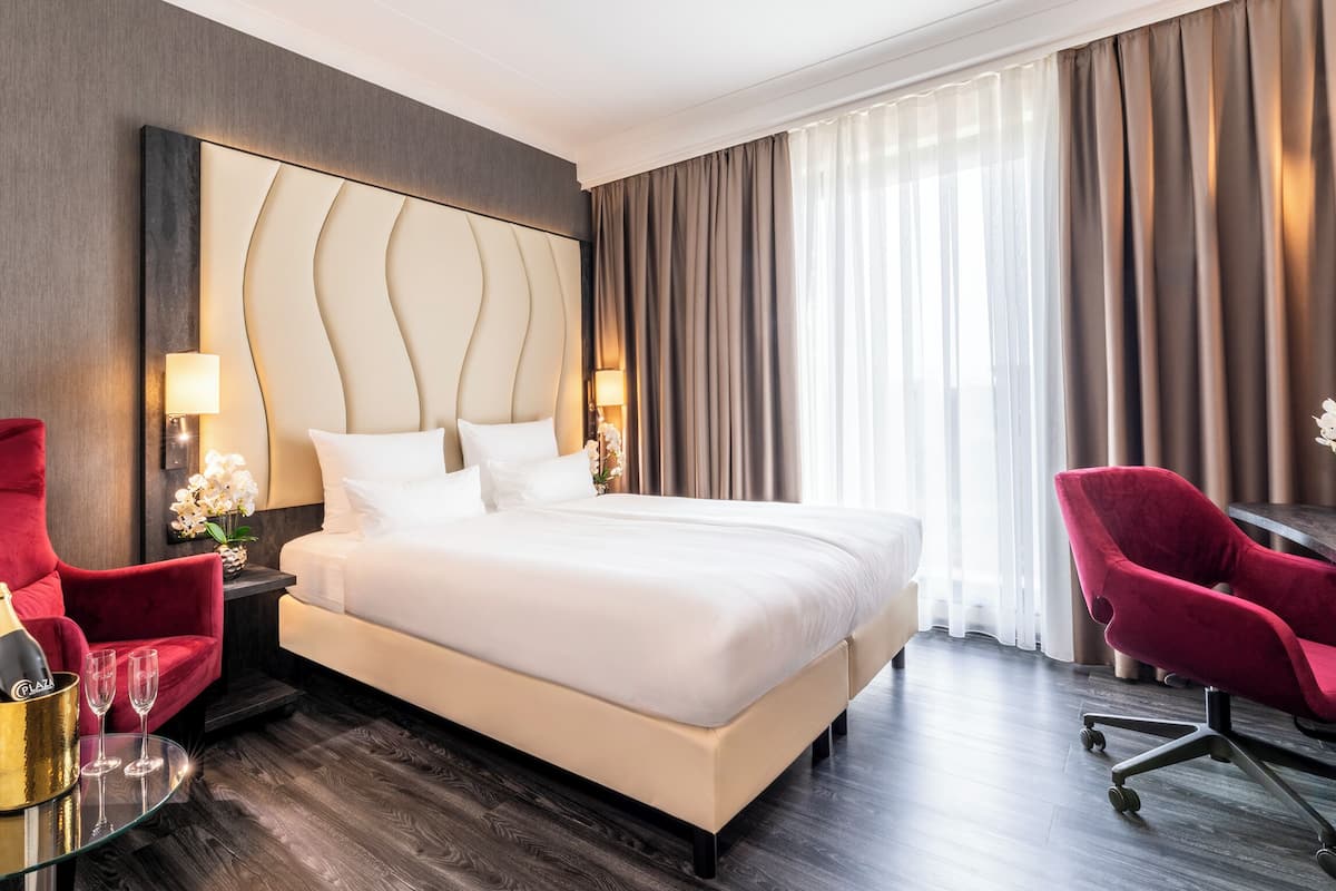 1 bedroom, free minibar items, in-room safe, desk