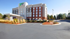 A Holiday Inn Express hotel with a parking lot and landscaped areas. - Holiday Inn Express & Suites Atlanta NE - Duluth by IHG (Duluth)