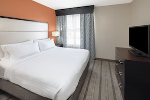 Premium bedding, desk, laptop workspace, blackout drapes - Holiday Inn Express & Suites Atlanta NE - Duluth by IHG (Duluth)