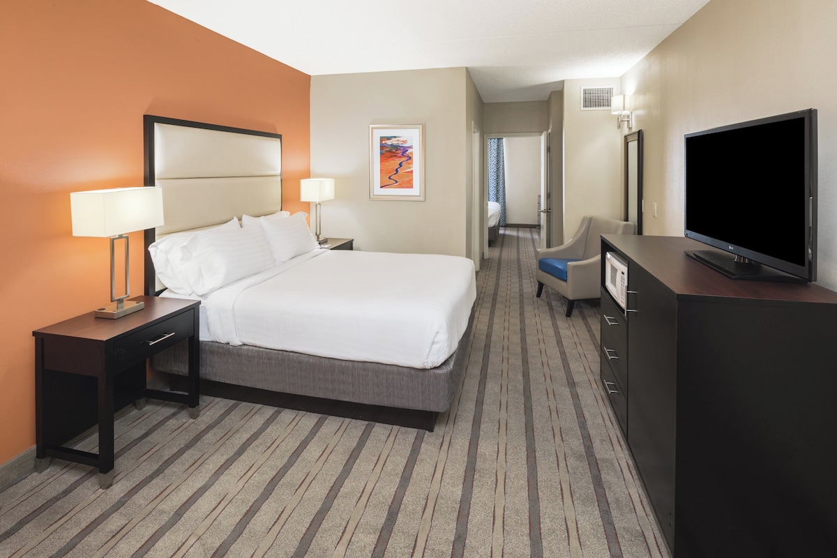 Suite, Multiple Beds | Premium bedding, desk, laptop workspace, blackout drapes