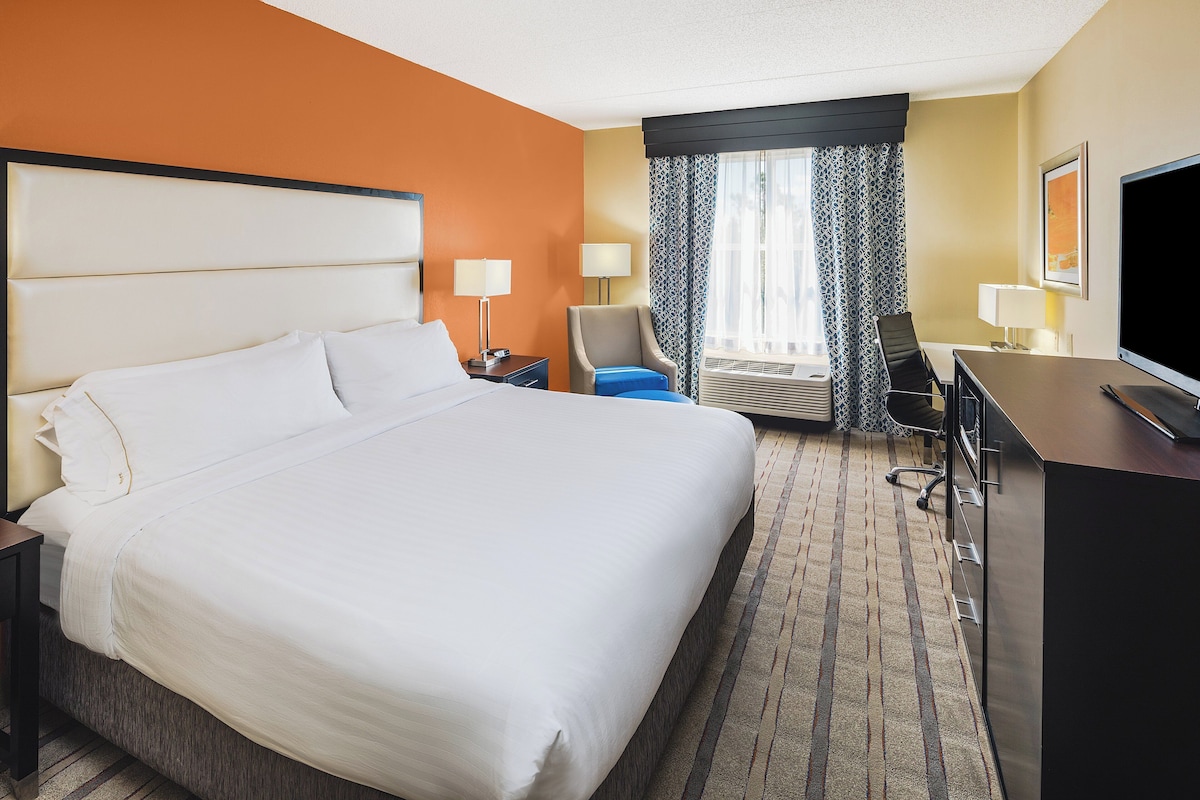 Standard Room, 1 King Bed | Premium bedding, desk, laptop workspace, blackout drapes
