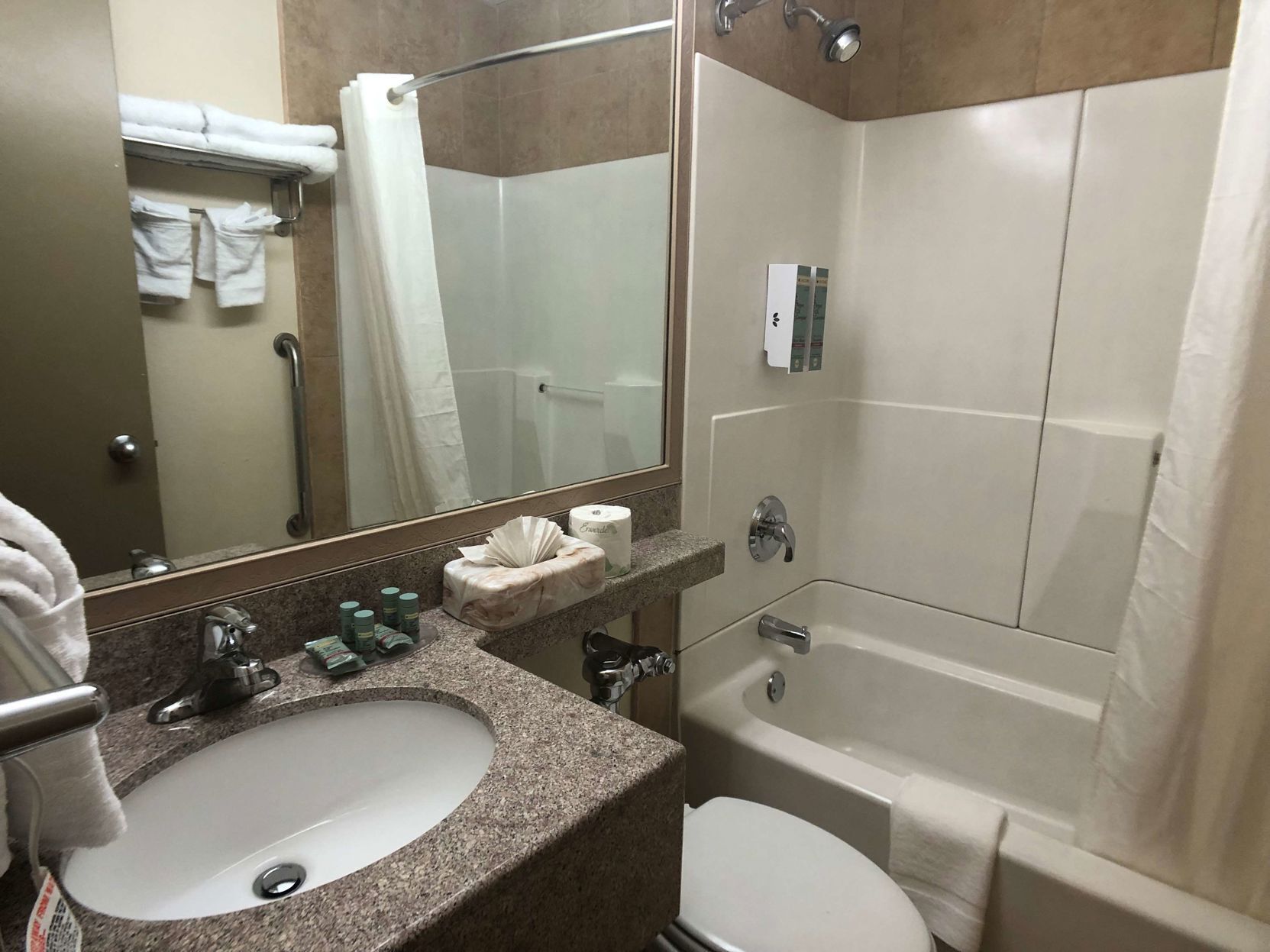 Baño | Amenidades de baño gratuitas, secadora de cabello, toallas, jabón 
