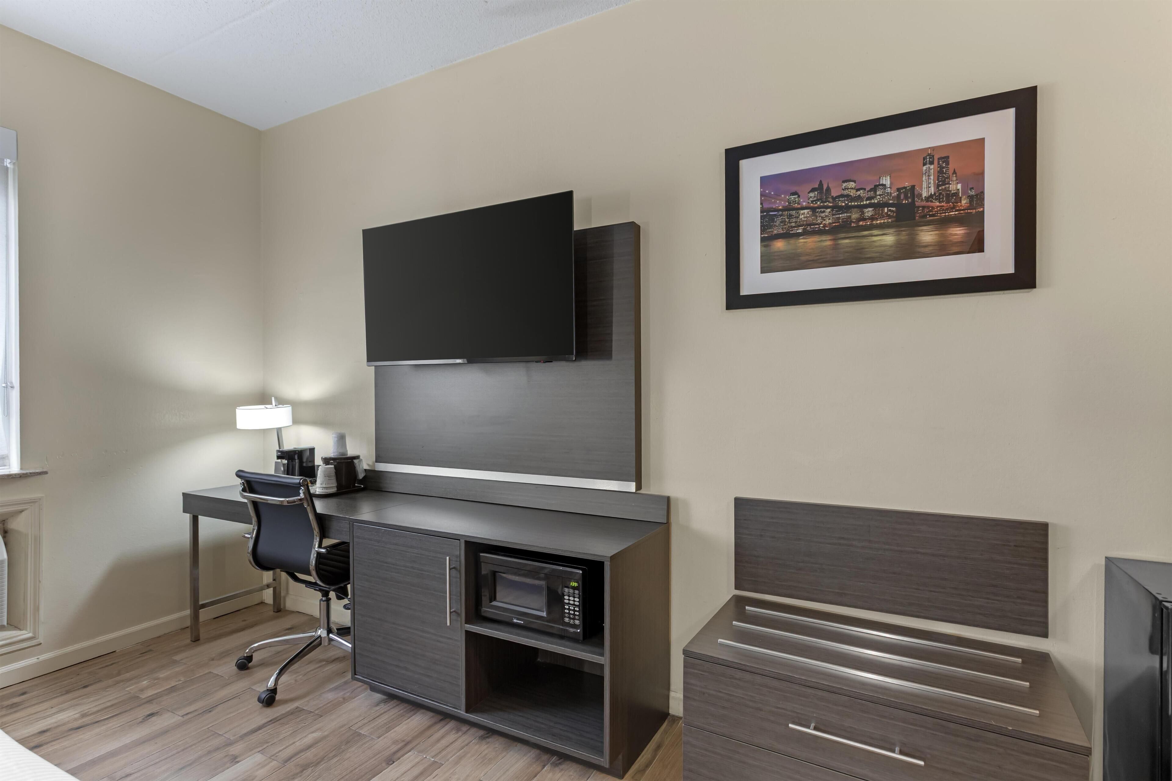 Standard Room, 1 King Bed, Accessible, Non Smoking | In-room safe, individually decorated, individually furnished, desk