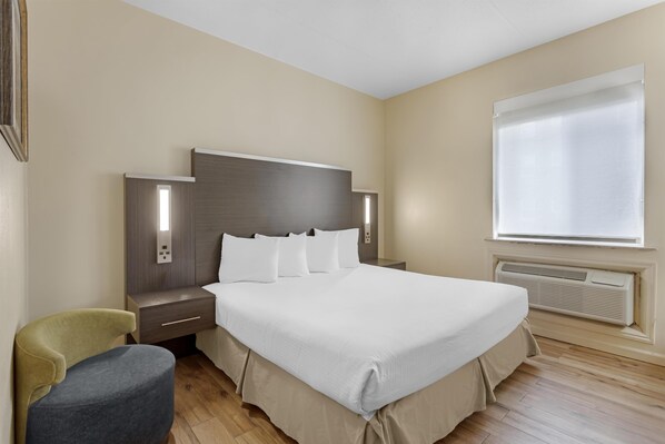 Standard Room, 1 King Bed, Accessible, Non Smoking | In-room safe, individually decorated, individually furnished, desk