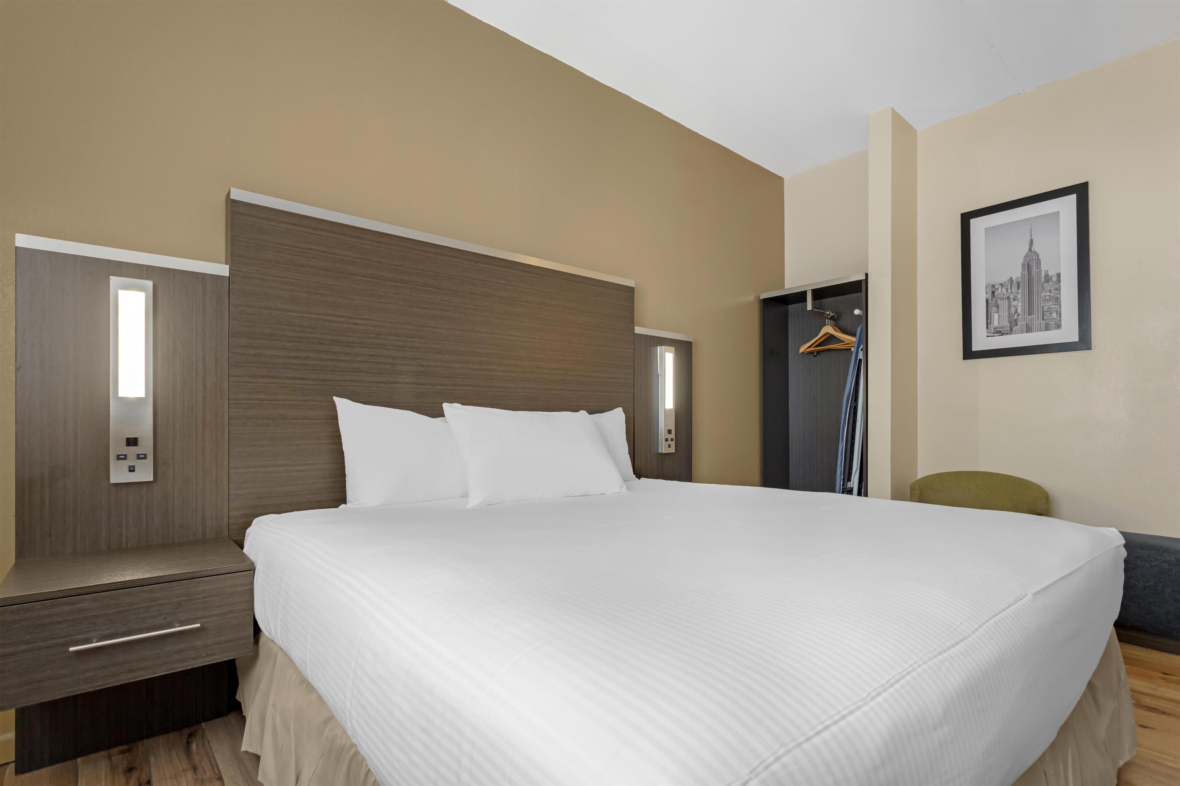 Standard Room, 1 King Bed, Non Smoking, Refrigerator & Microwave | In-room safe, individually decorated, individually furnished, desk