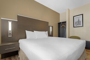 Quarto standard, 1 cama King, para não fumantes, geladeira e micro-ondas | Cofres nos quartos, individualmente decorados