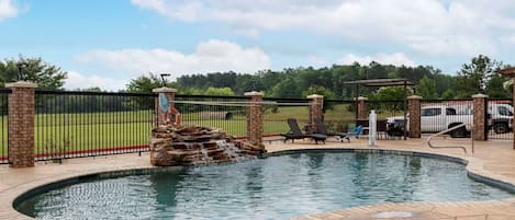 Piscine extérieure (ouverte en saison), chaises longues