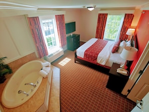 套房, 1 張特大雙人床和 1 張沙發床 | 庭園景