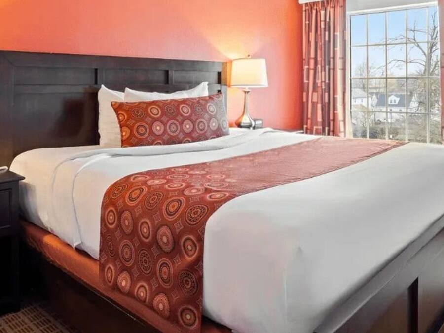 Suite, 1 King Bed with Sofa bed | In-room safe, individually decorated, individually furnished, desk