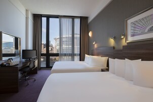 高級雙床房 | 客房內保險箱、書桌、遮光布/窗簾、熨斗/熨衣板