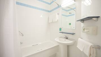 Combined shower/tub, free toiletries, hair dryer, towels