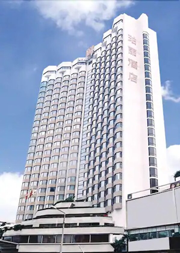 A high-rise hotel with multiple balconies and a clear sky. - Rosedale Hotel and Suites Guangzhou (Guangzhou)
