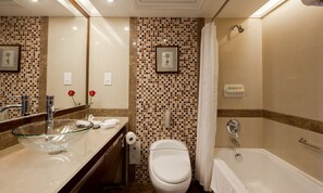 A bathroom with a glass sink, a toilet, and a bathtub. - Rosedale Hotel and Suites Guangzhou (Guangzhou)