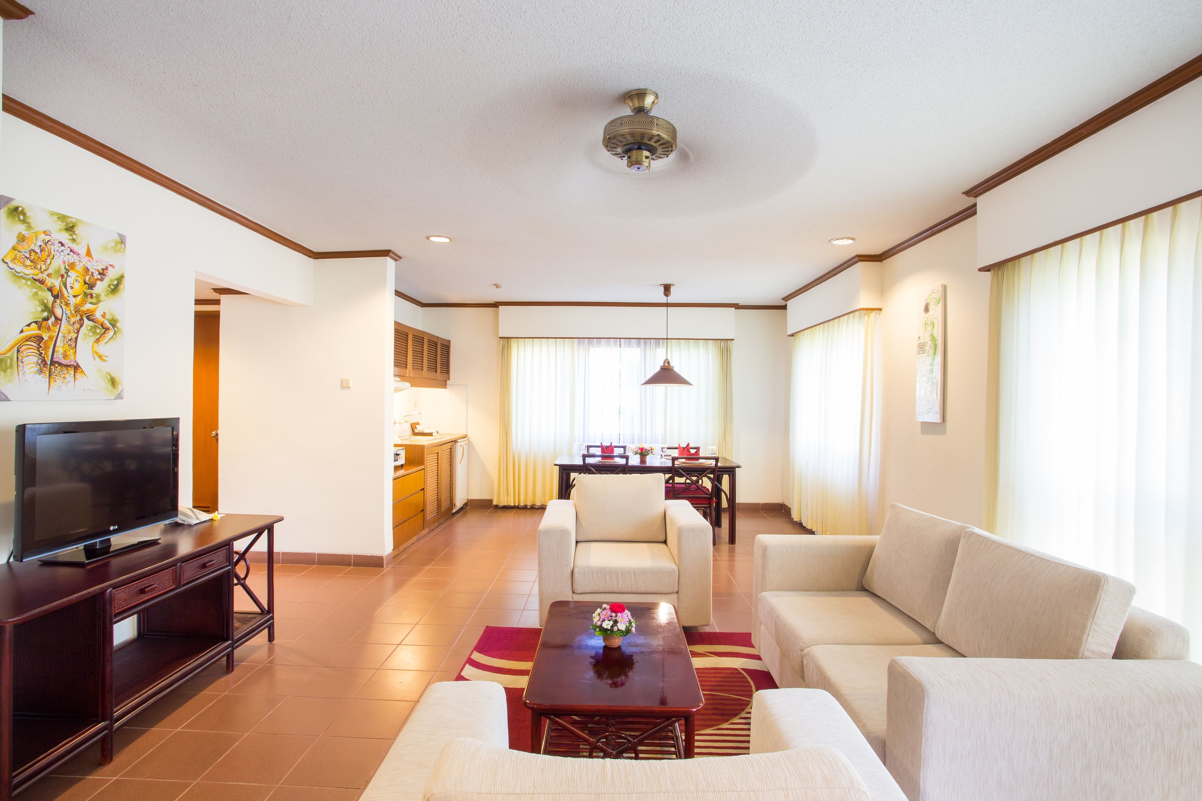 Two-Bedroom Suite | Ruang keluarga | Televisi 32-inci dengan saluran TV kabel