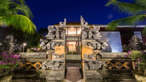 Mặt tiền nơi lưu trú - ban đêm