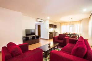 Two-Bedroom Suite | Sala de estar | Televisión de 32 pulgadas con canales por cable