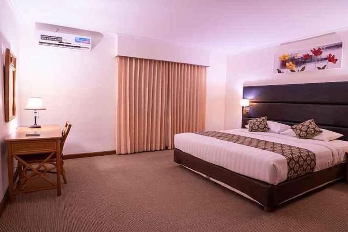 Màn/rèm cản sáng, bàn ủi/dụng cụ ủi quần áo