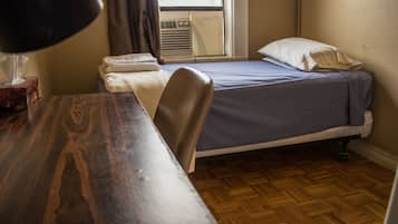Chambre Simple Supérieure, salle de bains commune | Vue de la chambre
