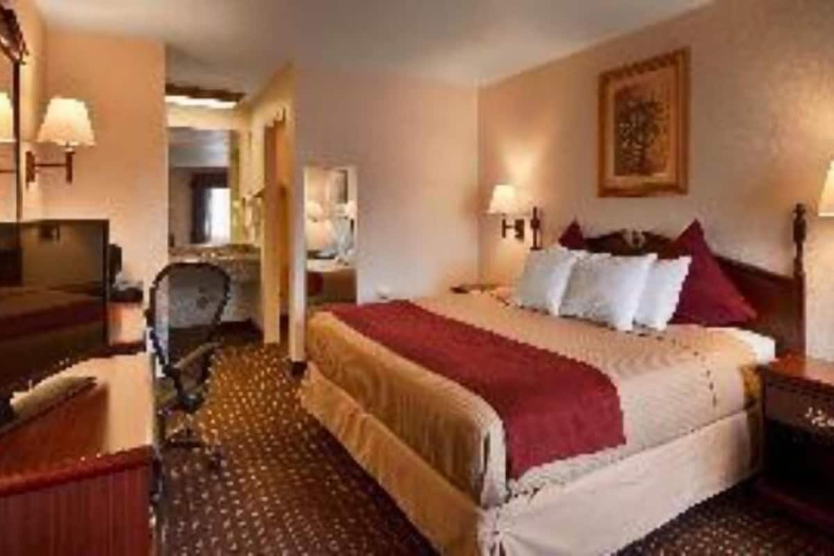 In-room safe, desk, laptop workspace, iron/ironing board