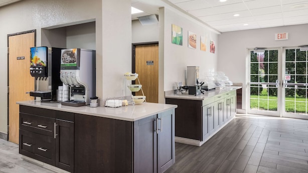 Una estación de café moderna con máquinas de espresso y un dispensador de café de servicio propio.