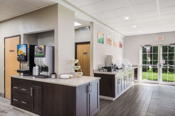 Free buffet breakfast  - Quality Inn & Suites Lodi I-90 (Lodi)