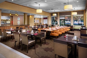 Breakfast, lunch and dinner served - Hilton Garden Inn Atlanta Airport/Millenium Center (College Park)