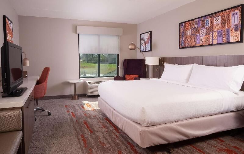 Down comforters, in-room safe, desk, laptop workspace