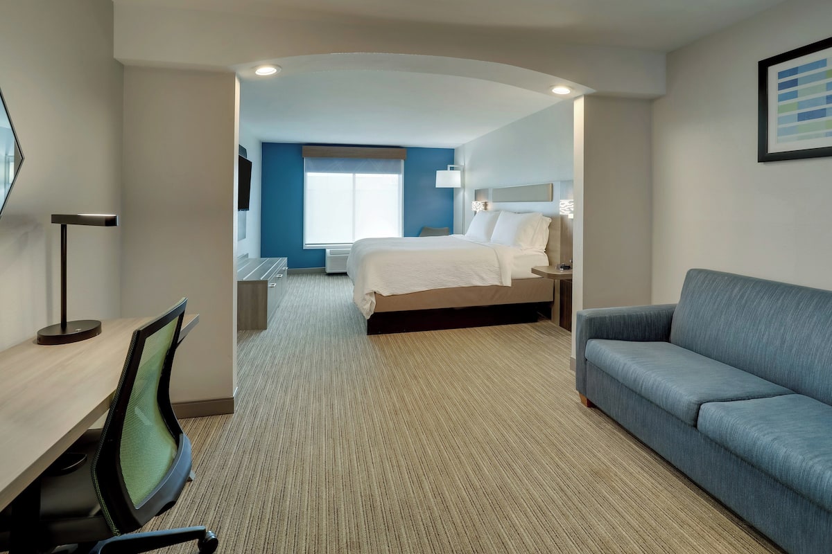1 bedroom, desk, laptop workspace, blackout curtains