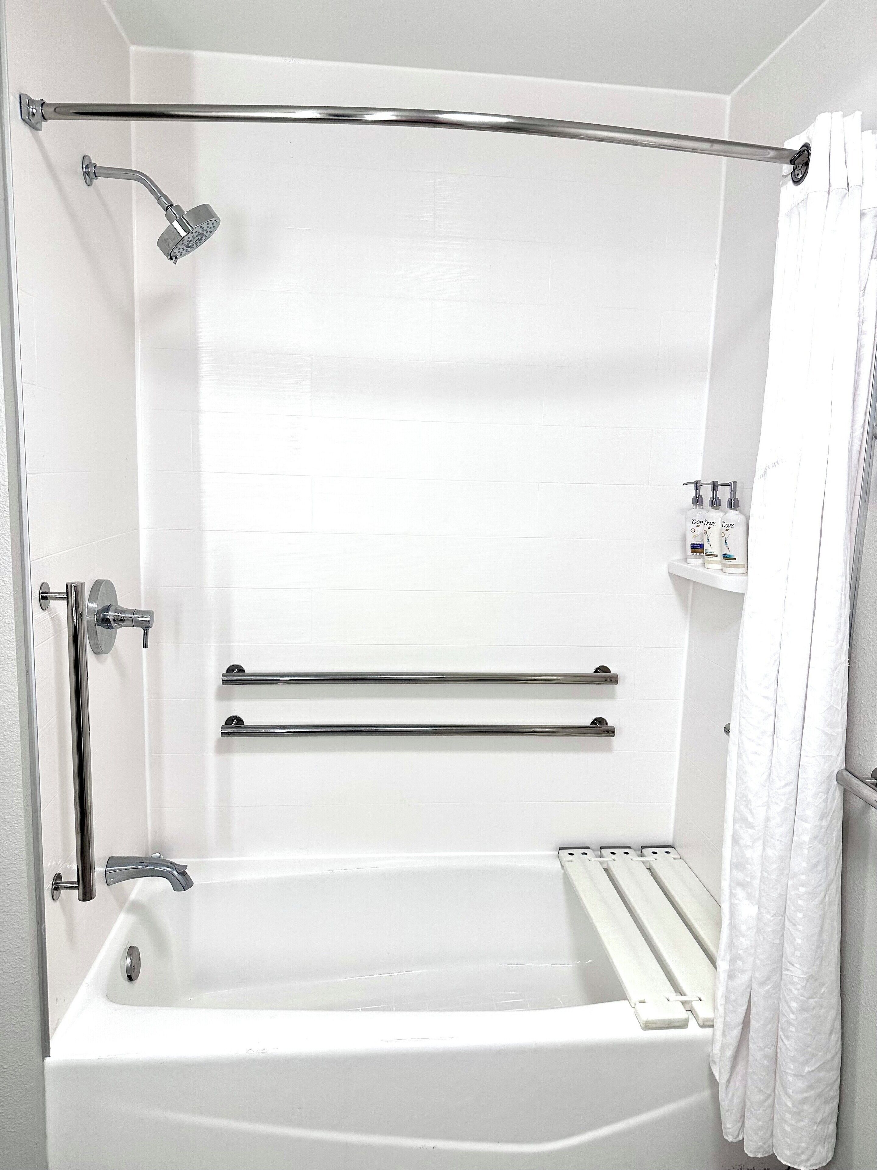 Un baño moderno con bañera, ducha y toallero.