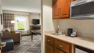 Fridge, coffee/tea maker