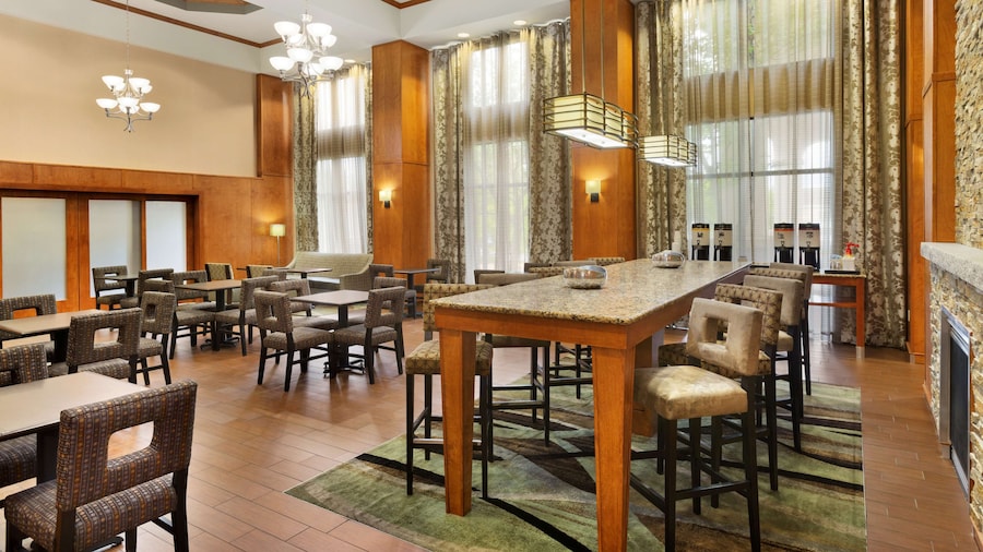 Hampton Inn & Suites Manchester-Bedford
